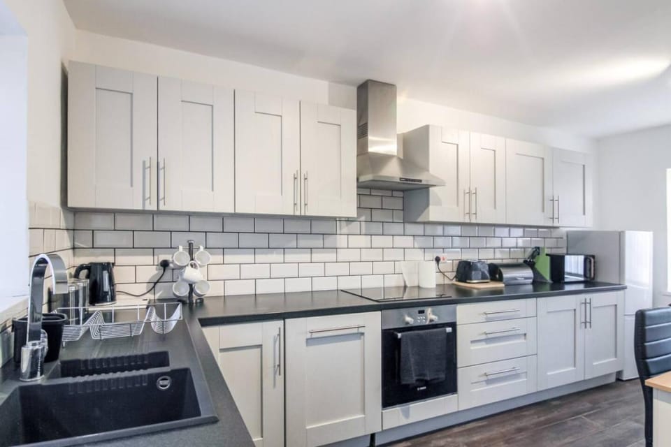 Coffee/tea facilities, Kitchen or kitchenette, oven, stove, toaster