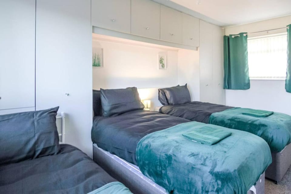 Modern 2BR Home in SK14, WIFI, Parking, Sleeps 5 House in England