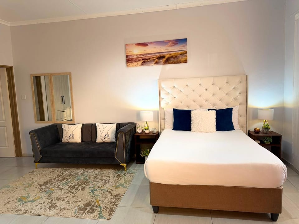 Bed, Living room, Photo of the whole room, Seating area, Bedroom
