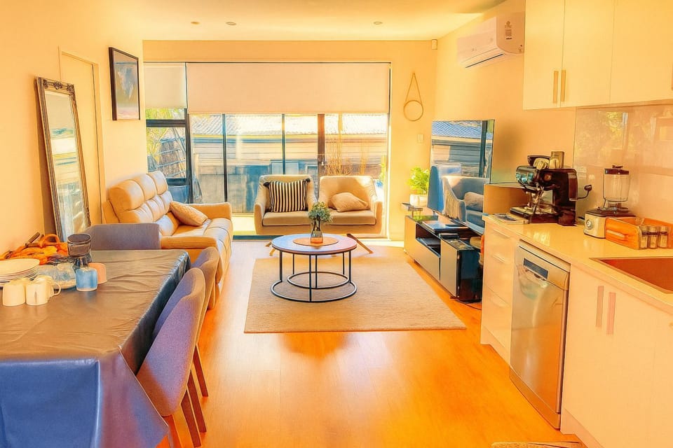 Kitchen or kitchenette, Seating area