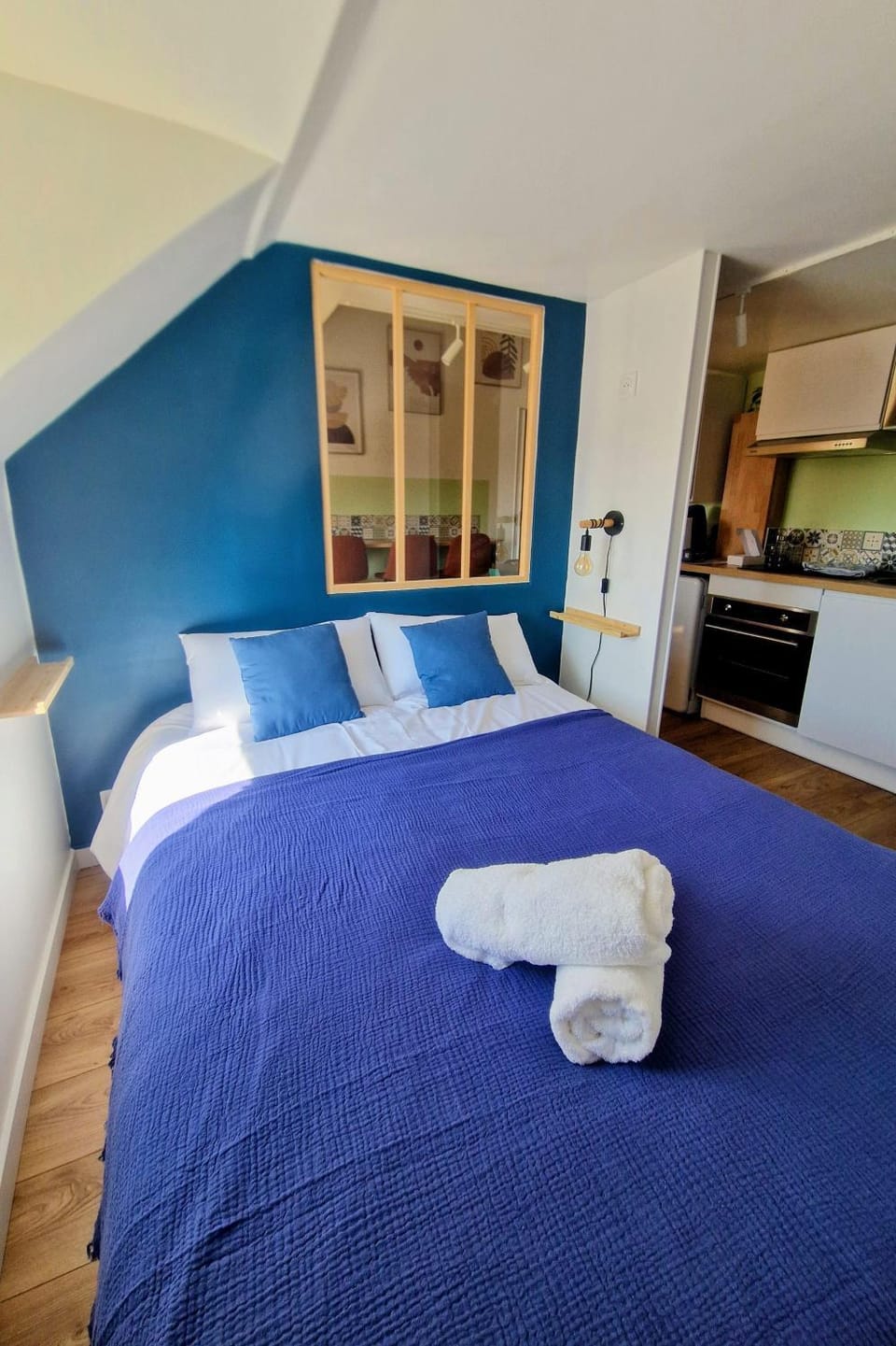 Bed, Kitchen or kitchenette, Photo of the whole room, Bedroom, towels