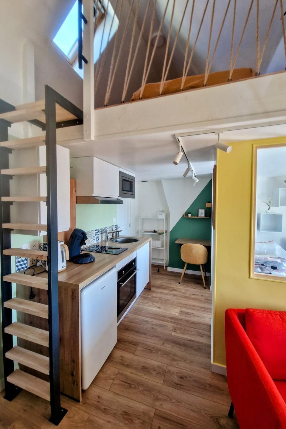 Coffee/tea facilities, Kitchen or kitchenette, Seating area, oven, stove