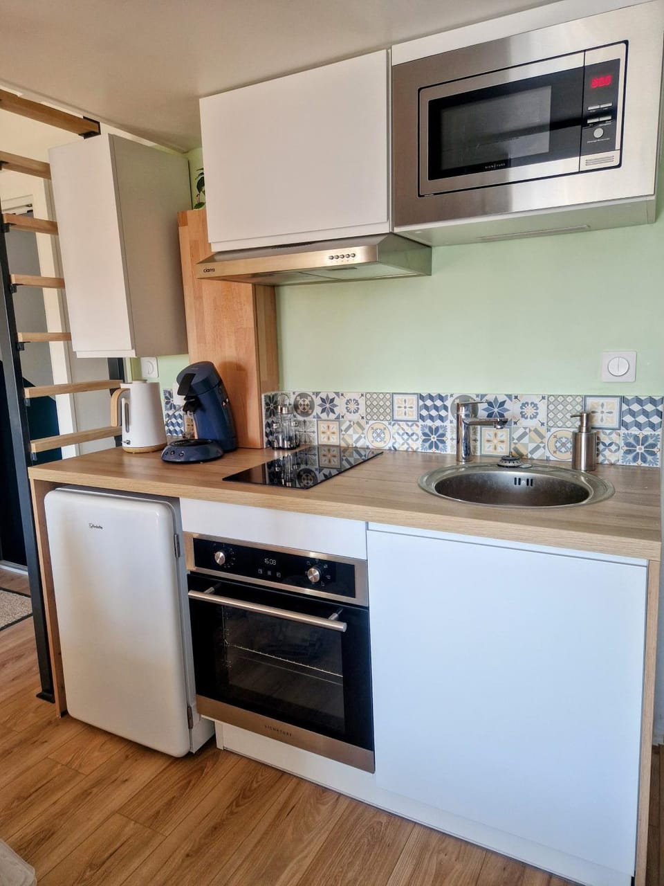 Coffee/tea facilities, Kitchen or kitchenette, oven, stove