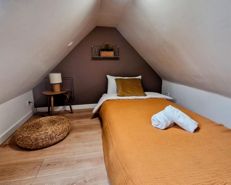 Bed, Photo of the whole room, Bedroom, towels