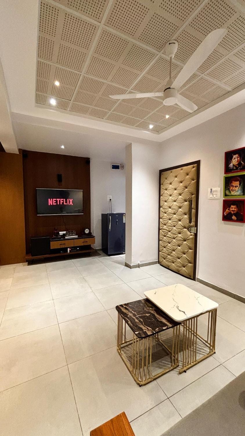 Communal lounge/ TV room, TV and multimedia, Living room, Seating area, Evening entertainment