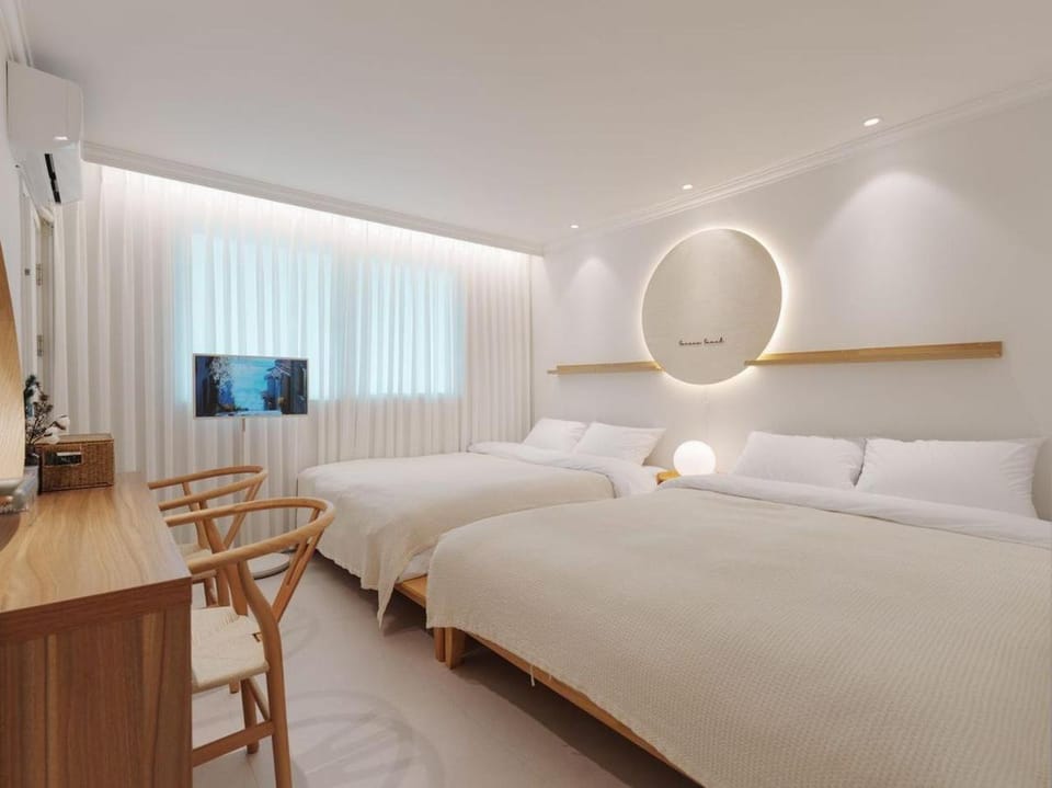 Bed, TV and multimedia, Seating area, Evening entertainment, Bedroom, heating, air conditioner