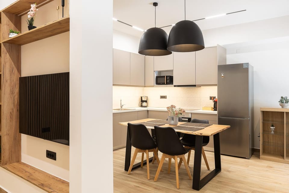 Kitchen or kitchenette, Dining area