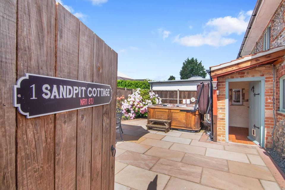 Seven Space - Sandpit Cottage, 3 Bed Stay with Hot Tub House in North Norfolk District
