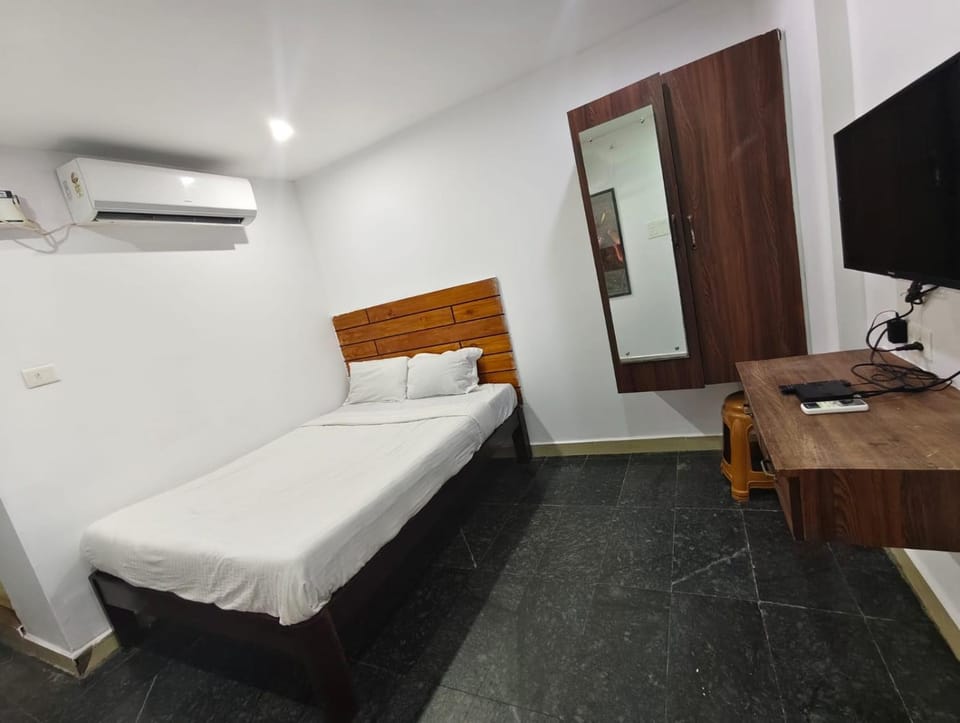 Bed, TV and multimedia, Photo of the whole room, Bedroom, air conditioner