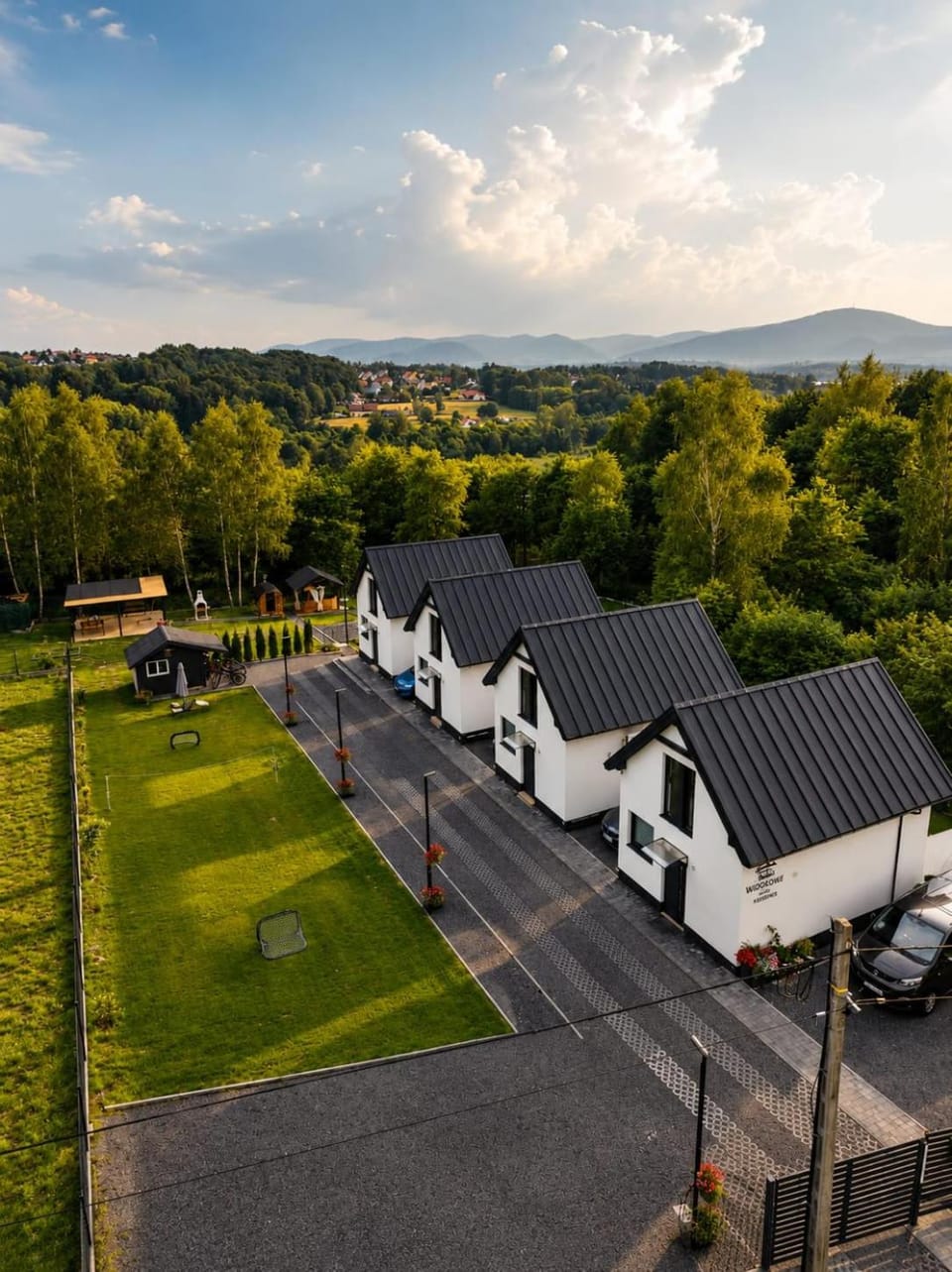 Property building, Natural landscape, Bird's eye view, Location, Parking