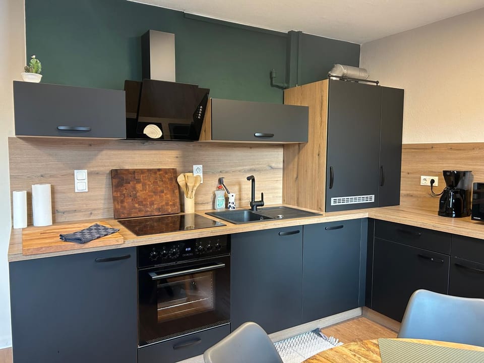 Coffee/tea facilities, Kitchen or kitchenette, oven, stove, toaster