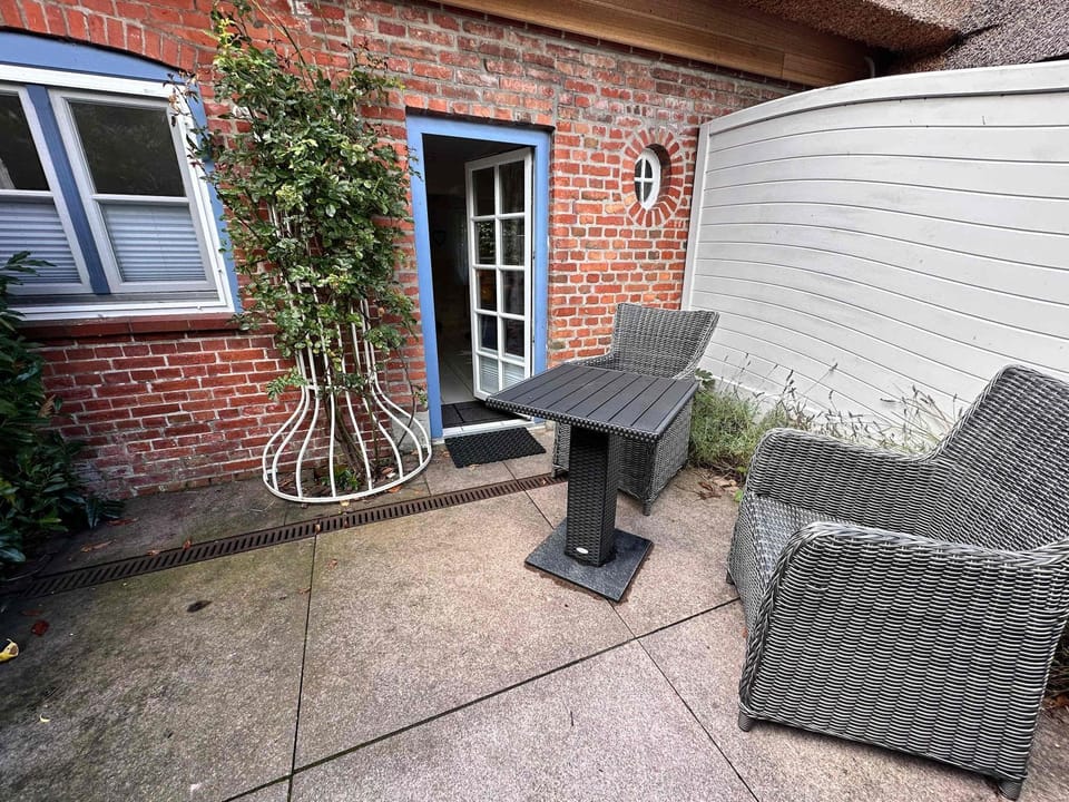 Property building, Patio, Day, Garden, Balcony/Terrace, Living room, Seating area, Garden view