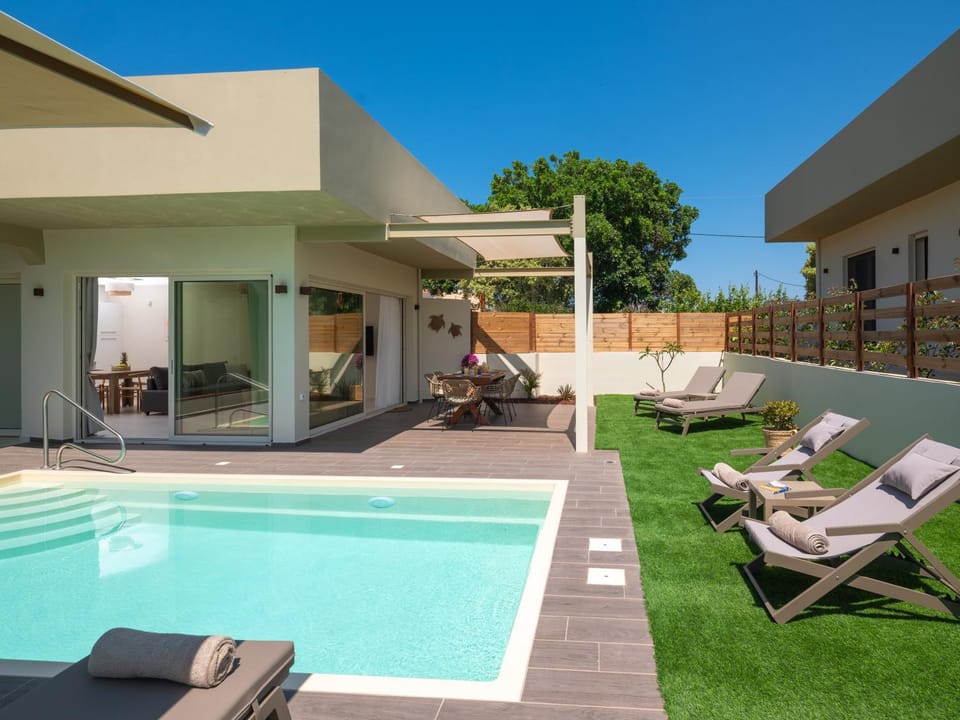 Property building, Day, Garden, Garden view, Pool view, Swimming pool