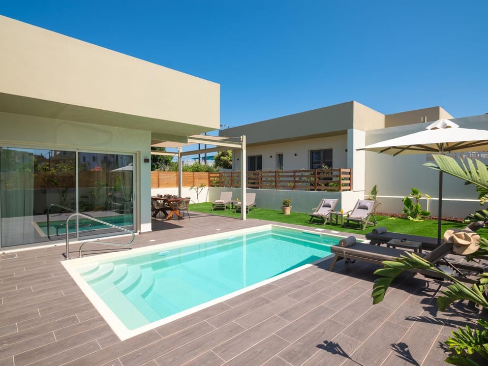 Property building, Swimming pool, sunbed