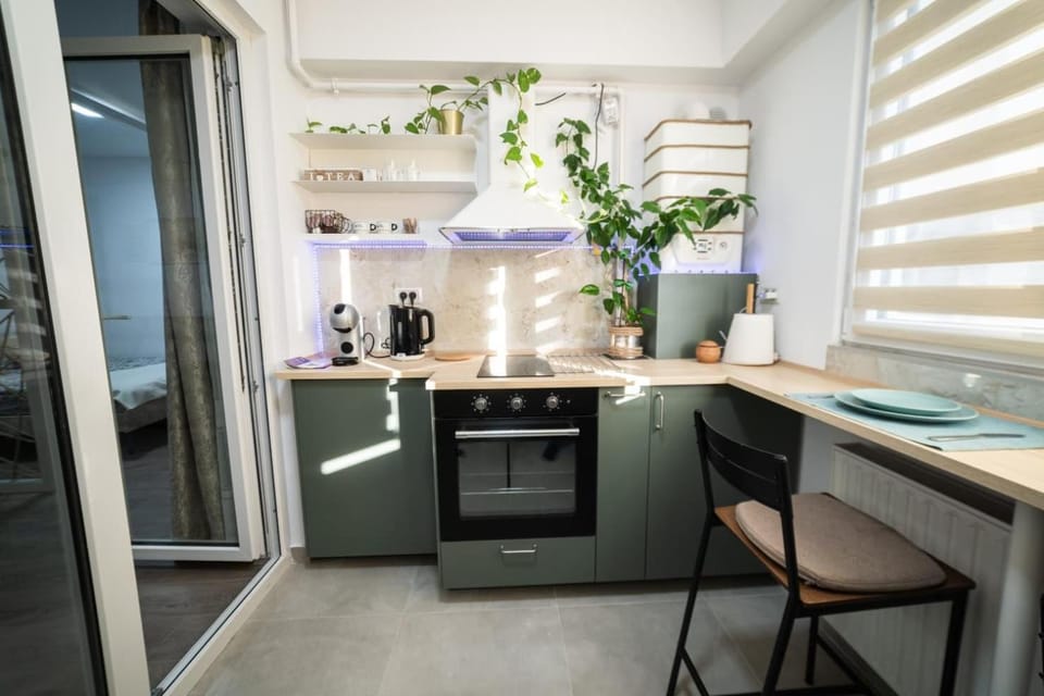 Coffee/tea facilities, Kitchen or kitchenette, Dining area, oven, stove, toaster