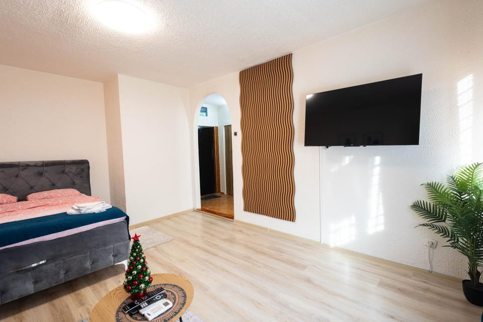 Bed, TV and multimedia, Bedroom