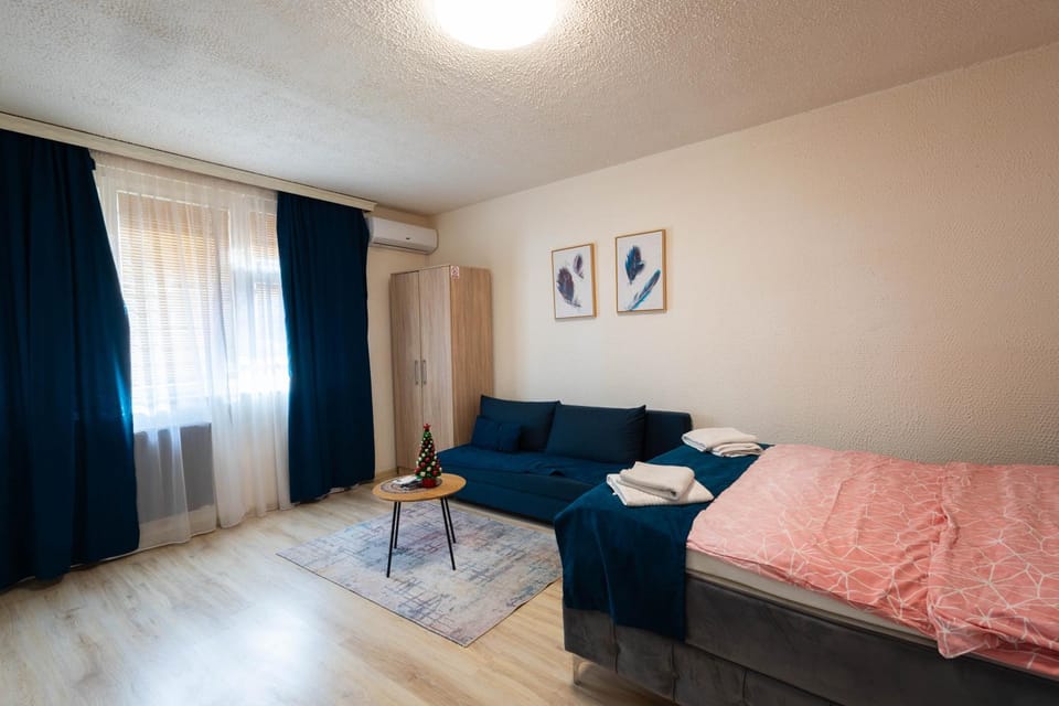 Bed, Photo of the whole room, Seating area, Bedroom