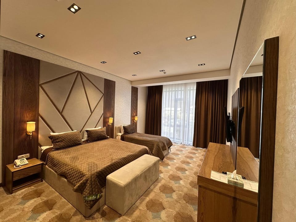 Bed, TV and multimedia, Living room, Photo of the whole room, Seating area, Bedroom