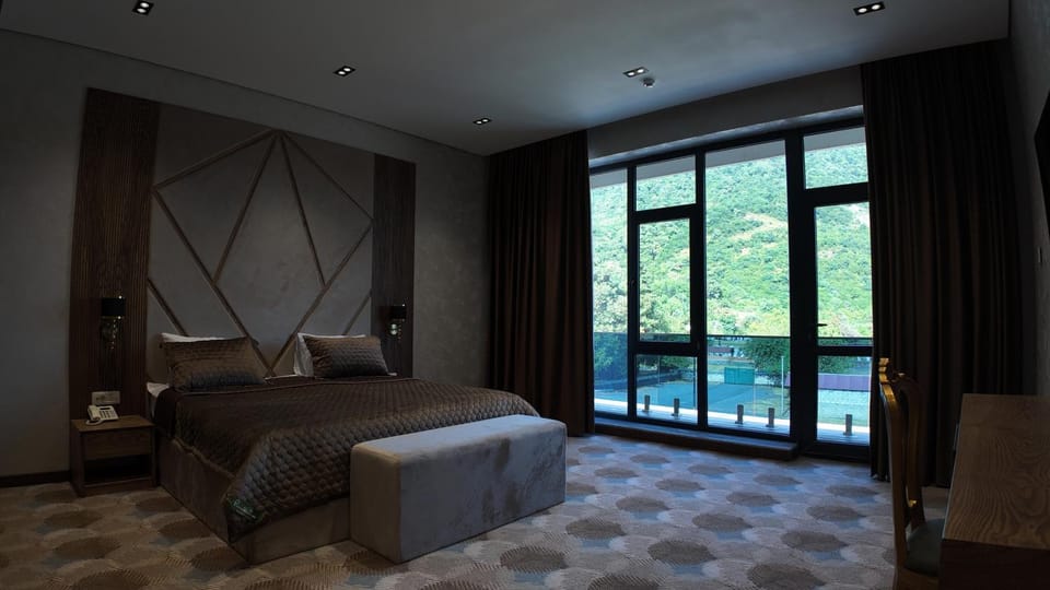 Bed, Living room, Photo of the whole room, Seating area, Bedroom