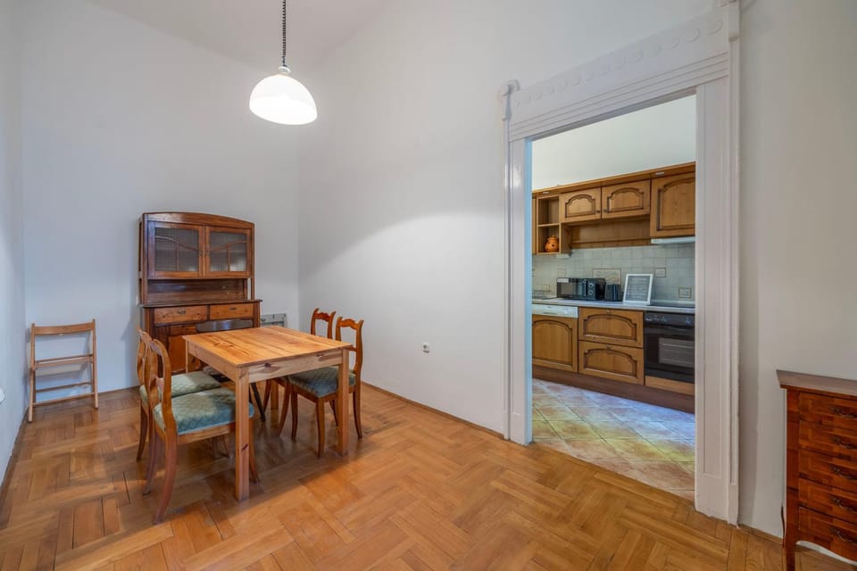 Kitchen or kitchenette, Dining area, oven, stove