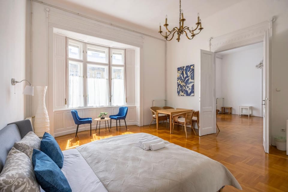 Bed, Photo of the whole room, Seating area, Bedroom