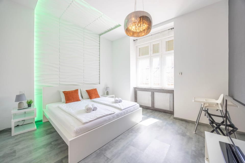 Bed, Living room, Photo of the whole room, Seating area, Bedroom, towels