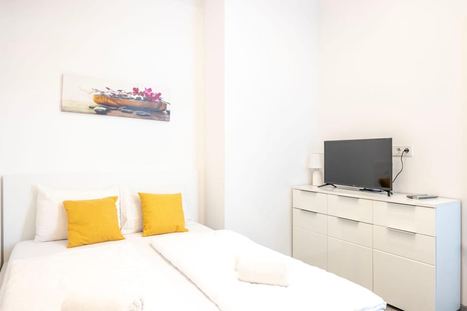Bed, TV and multimedia, Photo of the whole room, Bedroom, towels