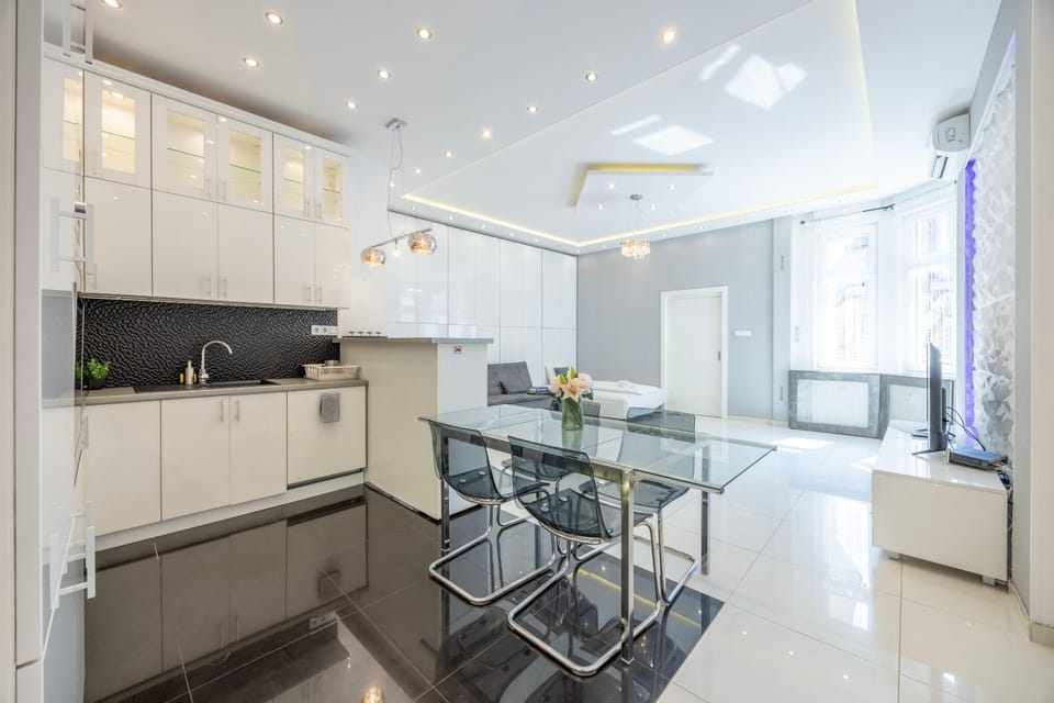Kitchen or kitchenette, Dining area, dishwasher, oven, stove