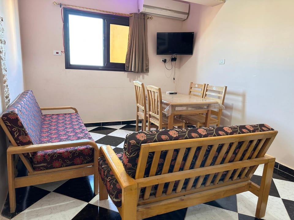 Communal lounge/ TV room, TV and multimedia, Living room, Seating area, Dining area, Evening entertainment, air conditioner