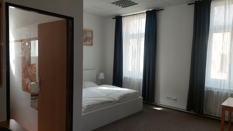 Property building, Bed, Bathroom, Photo of the whole room, Bedroom, Communal kitchen, wardrobe