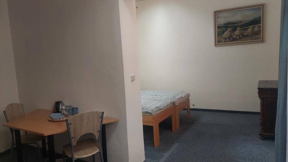 Bed, Seating area