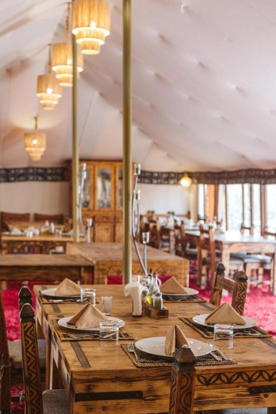 Restaurant/places to eat, Living room, Food and drinks, Seating area, Food