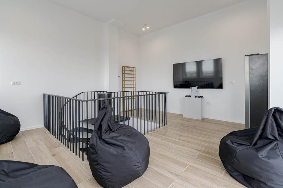 Downtown Skyline Penthouse w Parkview&Jacuzzi Apartment in Bucharest