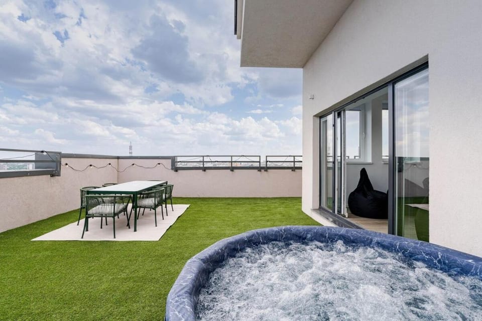 Downtown Skyline Penthouse w Parkview&Jacuzzi Apartment in Bucharest