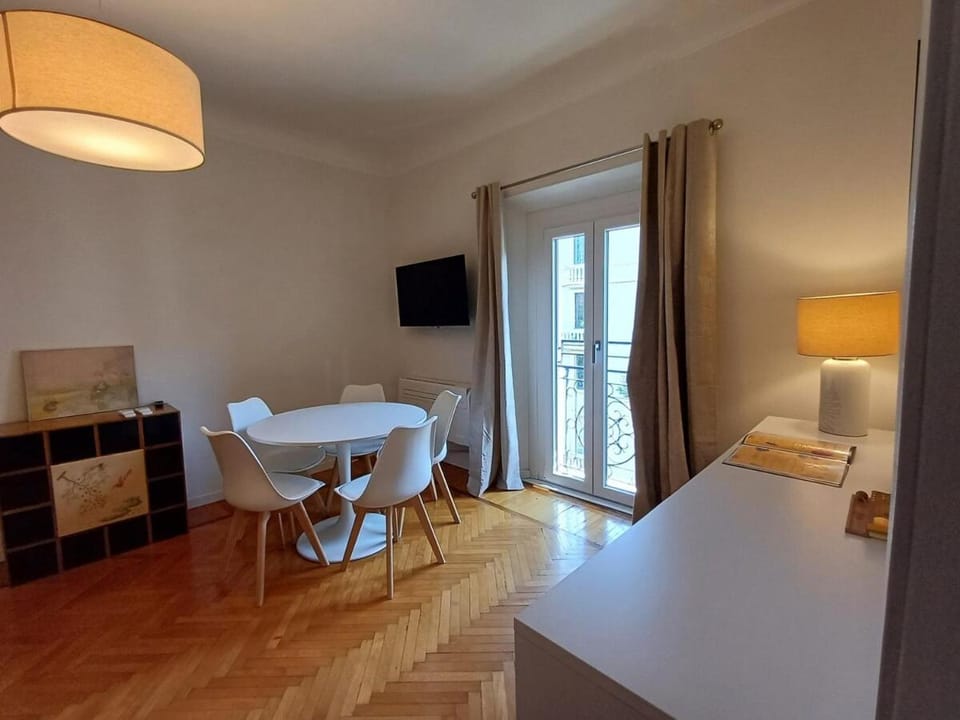 TV and multimedia, Living room, Seating area, Dining area
