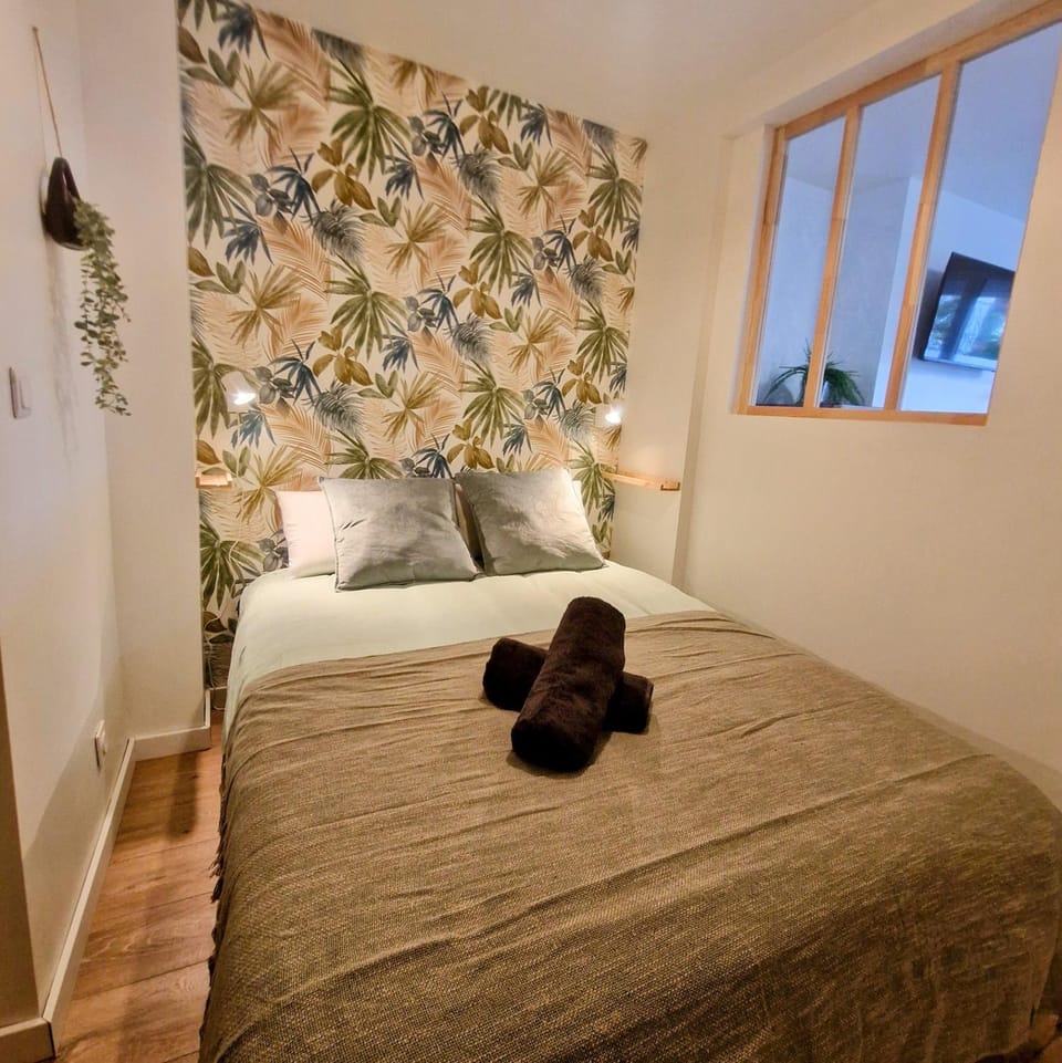 Photo of the whole room, Bedroom