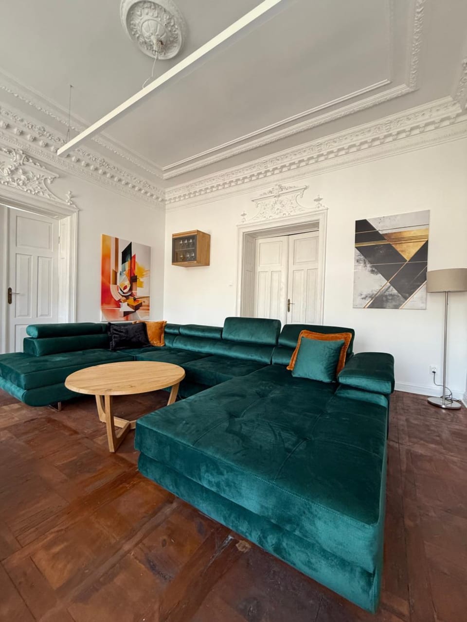 TV and multimedia, Living room, Decorative detail, Seating area