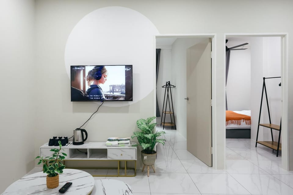 Bed, TV and multimedia, Photo of the whole room, Bedroom