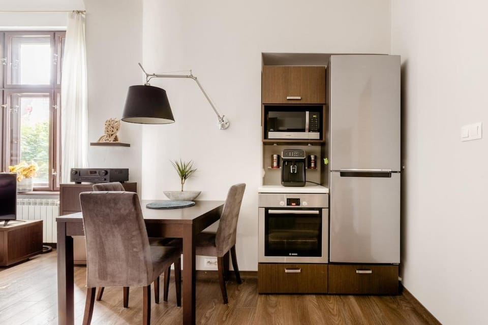Kitchen or kitchenette, Dining area, oven