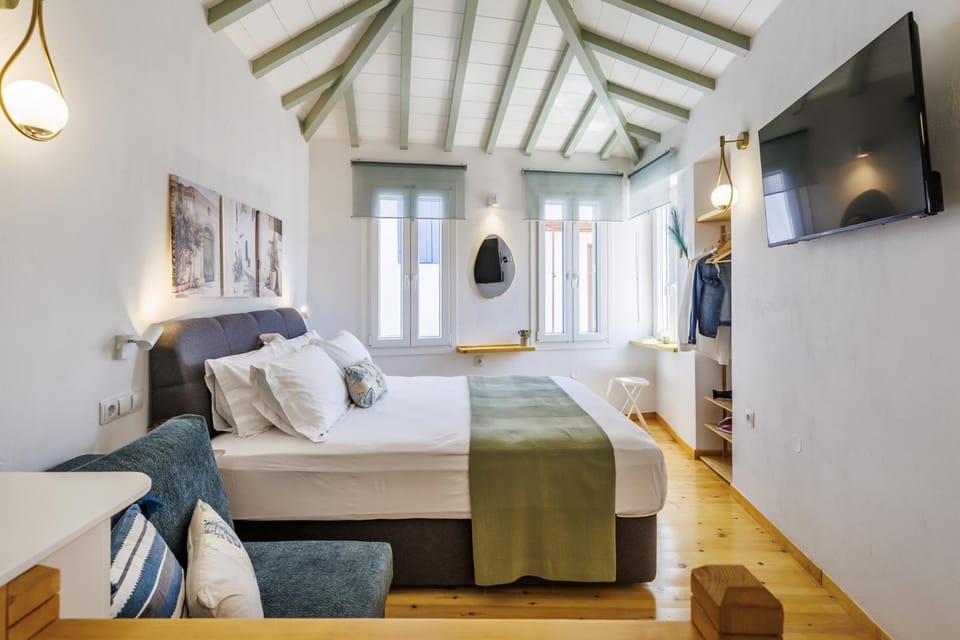 Bed, TV and multimedia, Photo of the whole room, Decorative detail, Bedroom, air conditioner