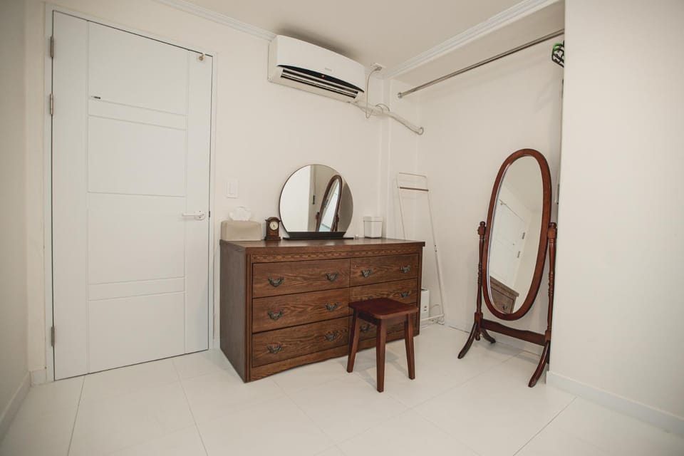 hair dresser, air conditioner