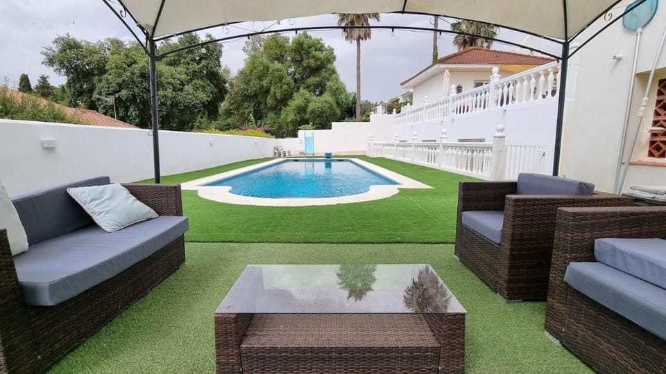 Balcony/Terrace, Entertainment