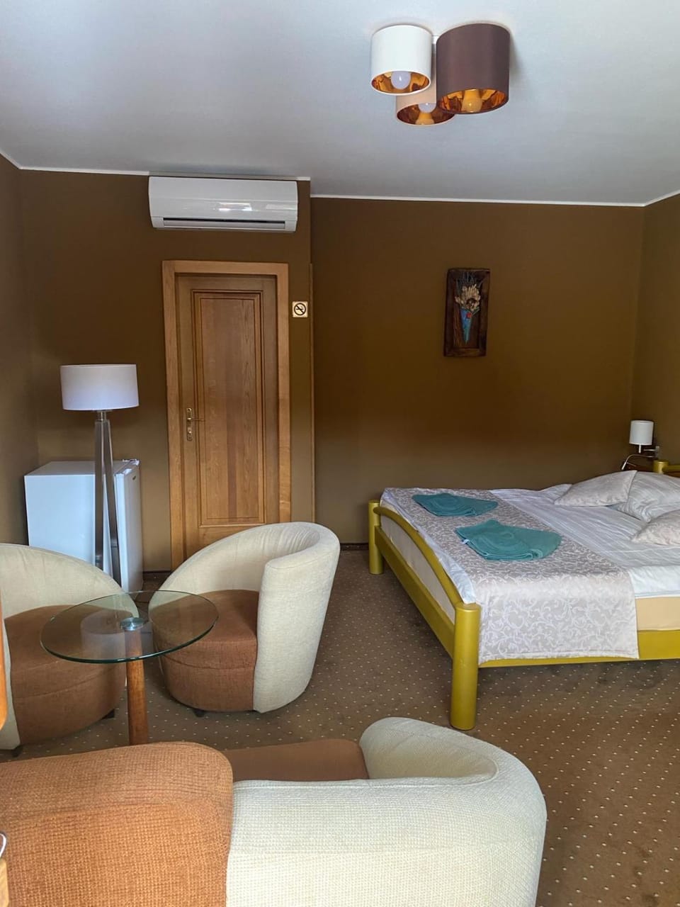 Photo of the whole room, Bedroom, air conditioner