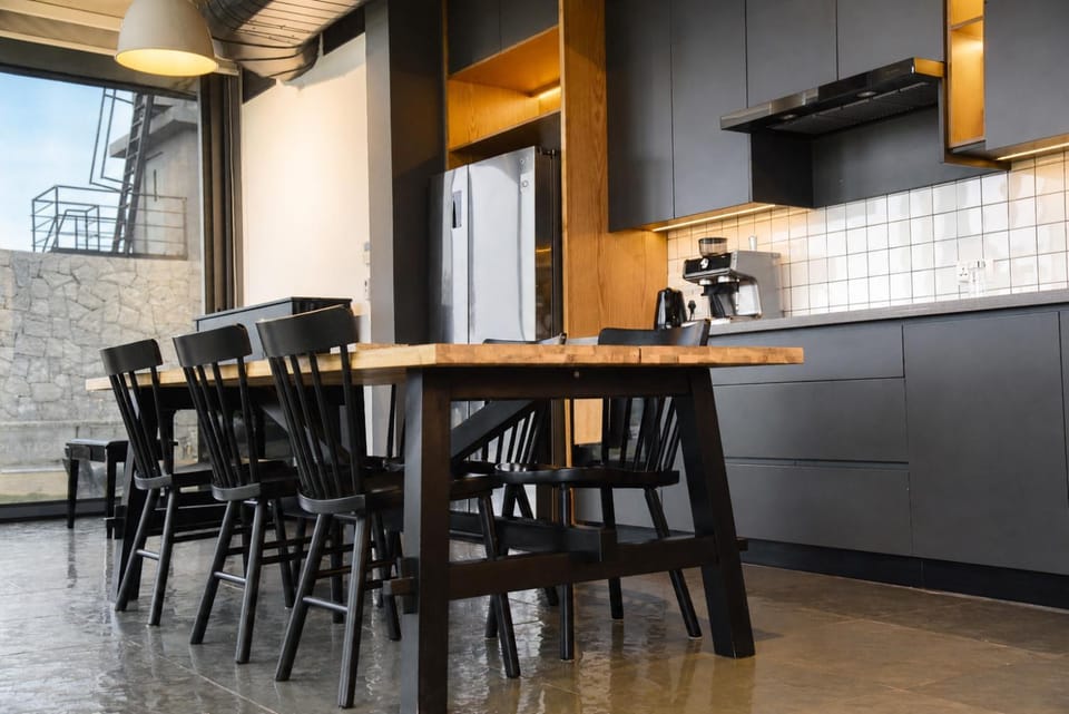 Kitchen or kitchenette, Seating area, Dining area