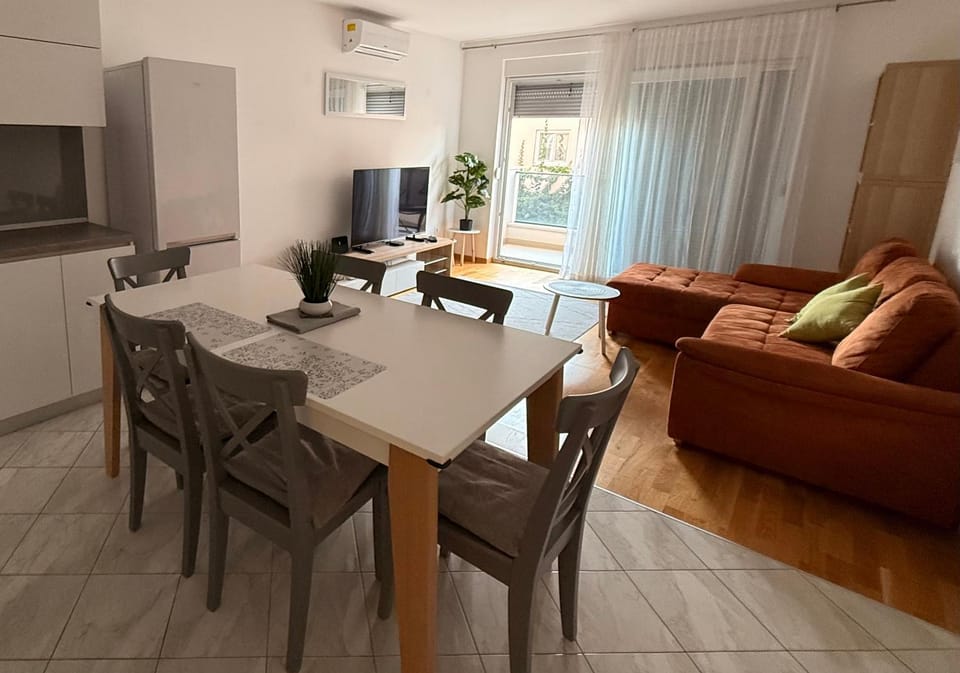 TV and multimedia, Living room, Seating area, Dining area