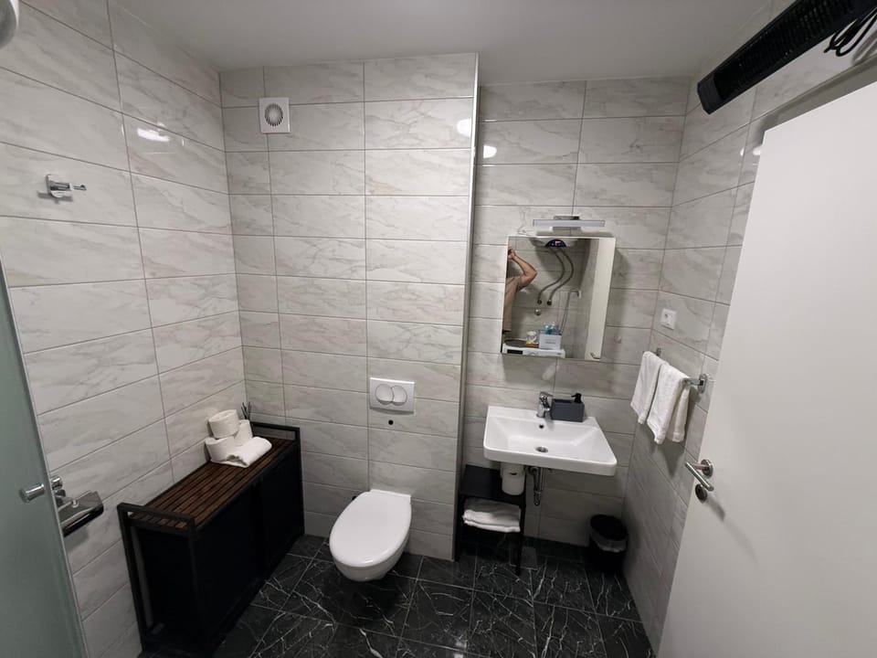 Toilet, towels