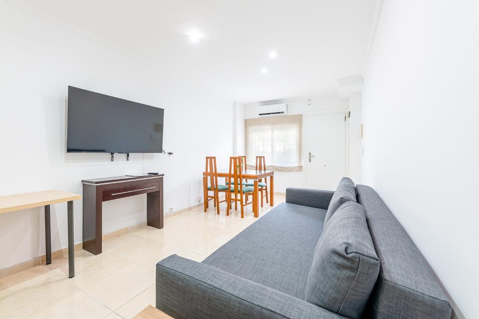 Communal lounge/ TV room, TV and multimedia, Living room, Seating area, Dining area, Evening entertainment
