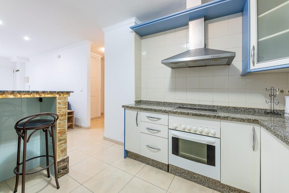 Kitchen or kitchenette, Dining area, oven, stove