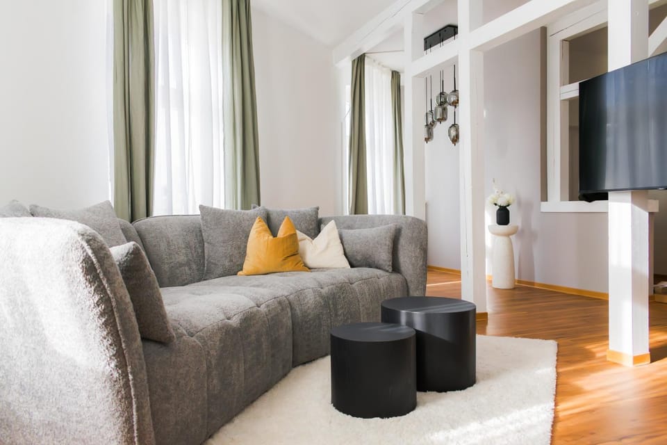 Communal lounge/ TV room, TV and multimedia, Living room, Seating area, Evening entertainment