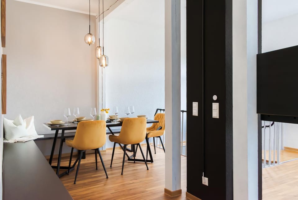 Communal lounge/ TV room, TV and multimedia, Living room, Seating area, Dining area, Food, Food